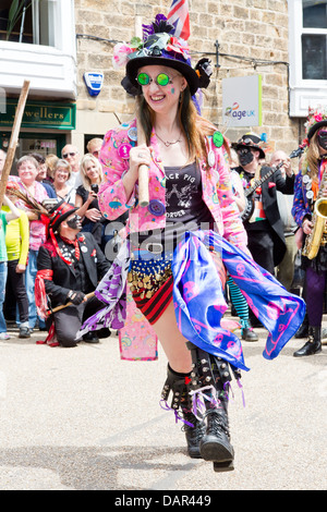 Portrait d'une femme traditionnelle morris dancer avec lunettes à la Journée de la danse 2013 Bakewell, Derbyshire, Angleterre Banque D'Images