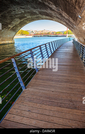 Vue de la ville de Lyon sous un pont, France Banque D'Images