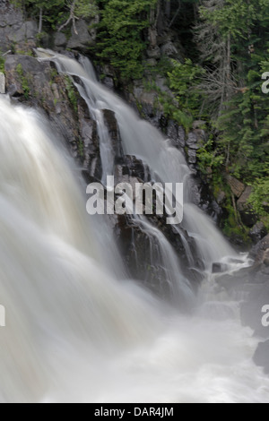 Cascade dans le Parc National du Mont-Tremblant Québec Banque D'Images