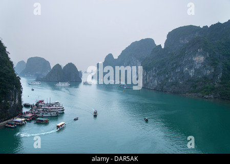 Ha Long Bay dans un jour brumeux Banque D'Images