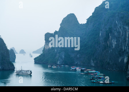 Dans la baie d'Ha Long jour brumeux Banque D'Images