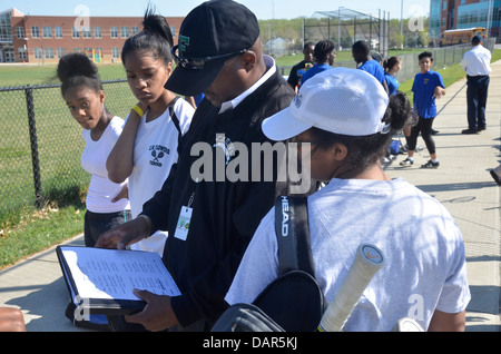 Coach parlant à ses joueurs de tennis de l'école secondaire avant leur match à Springdale, Md Banque D'Images