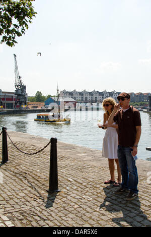 Bristol, Royaume-Uni. 17 juillet, 2013. Manger une ou deux sucettes glacées par l'eau sur Bristol Harbourside de Bristol ferry boat et harbourside grue en crédit : Rob Hawkins/Alamy Live News Banque D'Images