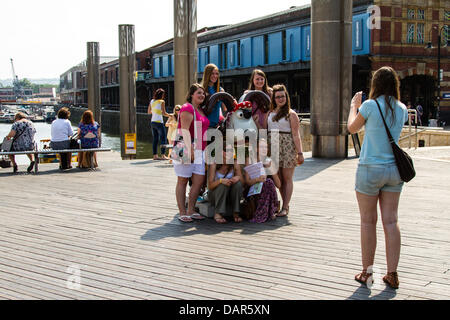 Bristol, Royaume-Uni. 17 juillet, 2013. Un groupe d'adolescentes posent pour une photo avec le chien de mer' 'Salty Gromit statue, une partie de l'Gromit Unleashed route de l'art à Bristol Crédit : Rob Hawkins/Alamy Live News Banque D'Images