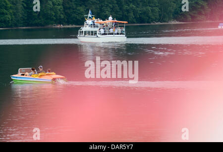 L'entraînement sur le lac Titisee bateaux à Titisee-Neustadt, Allemagne, 17 juillet 2013. La Forêt Noire en gains en popularité parmi les touristes en fonction de la Forêt-Noire tourism society. Photo : PATRICK SEEGER Banque D'Images