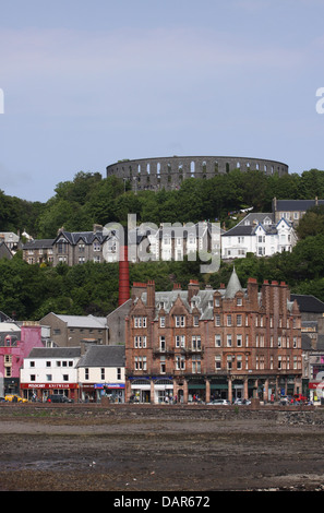 La tour McCaig et front de mer d'Oban en Écosse Juillet 2013 Banque D'Images