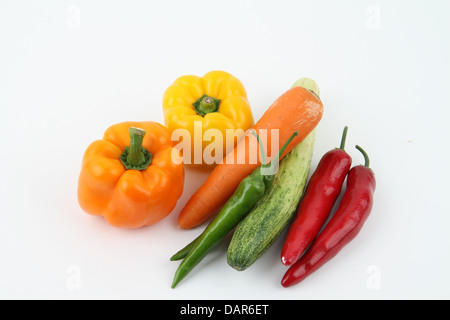 Une sélection de légumes comprenant des carottes, des oignons et des concombres. Ces légumes sont des aliments de base dans de nombreux régimes alimentaires et utilisés dans divers plats dans le monde entier pour leur saveur et leurs avantages nutritionnels. Banque D'Images