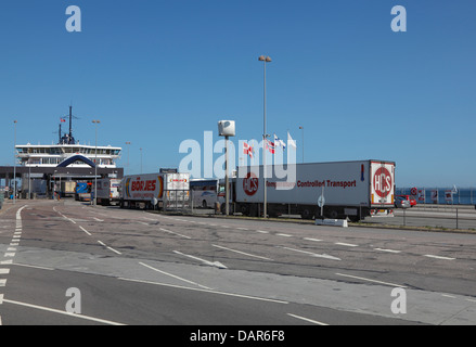 Les camions roulant à bord du ferry SCANDLINES AURORA à Elseneur, Danemark , pour le passage de 20 minutes à la Suède. Banque D'Images