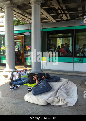 Paris, France, sans-abri dormant seul sur le trottoir de la rue, Station de tramway, pauvreté publique, scène de rue Banque D'Images