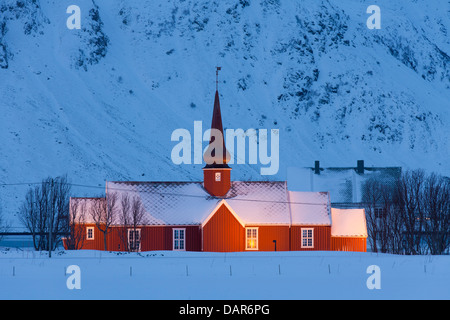 L'église de Flakstad nuit dans la neige en hiver, Fylke Nordland, îles Lofoten, Norvège, Scandinavie Banque D'Images
