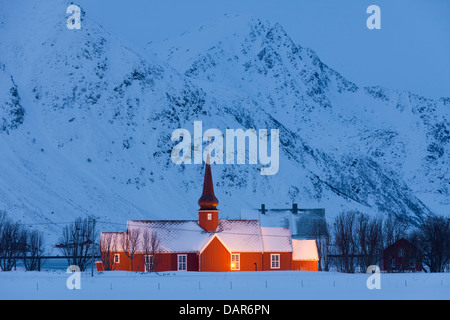 L'église de Flakstad nuit dans la neige en hiver, Fylke Nordland, îles Lofoten, Norvège, Scandinavie Banque D'Images