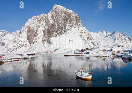 Bateau de pêche dans le port Hamnøy, petit village de pêcheurs dans la municipalité de comté de Nordland, Moskenes, Lofoten, Norvège Banque D'Images