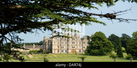 Burghley House sur une chaude journée d'été Banque D'Images