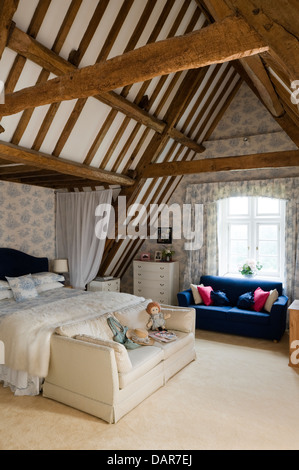 Poutres apparentes, chambre de style loft English manoir du 17ème siècle, Ampney Park Banque D'Images