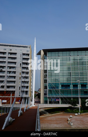 En Angleterre, Manchester vue vers suspension bridge et The Lowry hotel Banque D'Images