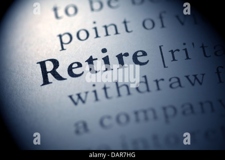 Faux dictionnaire, dictionnaire définition du mot retraite. Banque D'Images