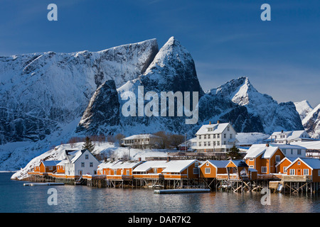 Rorbuer cabines dans le village de pêcheurs Sakrisoy / Sakrisøy dans la neige en hiver, Lofoten, comté de Nordland, Norvège, Scandinavie Banque D'Images