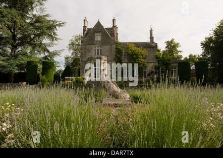 La façade extérieure de l'Ampney Park, manoir jacobéen vu à travers lavandes Banque D'Images