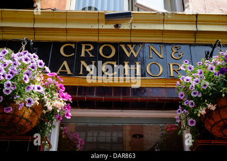 En Angleterre, Manchester, paniers suspendus à l'extérieur de la Crown & Anchor public house Banque D'Images