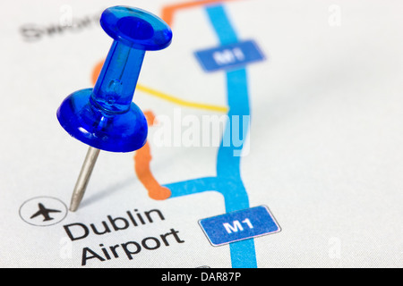 Punaise bleue sur la carte montrant l'emplacement de l'aéroport de Dublin Banque D'Images