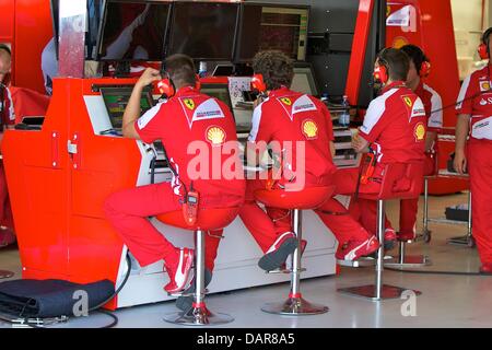 Silverstone, UK. 17 juillet, 2013. L'équipe Ferrari surveiller la voiture durant la Formule Un test des jeunes pilotes à Silverstone. Credit : Action Plus Sport/Alamy Live News Banque D'Images