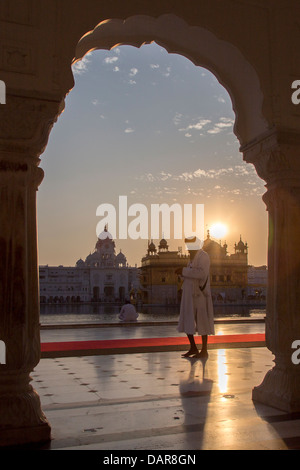 L'Inde, Punjab, Amritsar, Temple d'un homme âgé en costume traditionnel au pied sikh complexe au coucher du soleil Banque D'Images