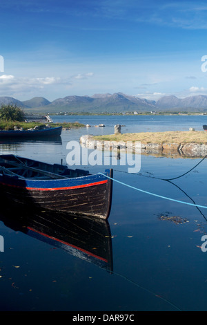 Bateaux de pêche sur l'estuaire de la baie de banque Bertraghboy Roundstone Connemara Comté de Galway Irlande République d'Irlande Banque D'Images