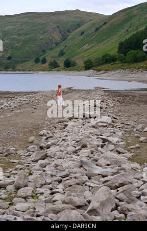 Haweswater réservoir, Lake District, Cumbria, Royaume-Uni. 17 juillet, 2013. Météo. La baisse des niveaux d'eau commence à révéler le village englouti sous le réservoir de Haweswater Mardale dans le Lake District, Cumbria. Le village a été submergé en 1935 afin de créer le réservoir. La poursuite de résultats par temps chaud et sec dans les niveaux de l'eau suppression de la fabrication de murs de la vallée à nouveau visible. L'organisation des services publics de l'eau réservoir alimente à Manchester et le nord-ouest de l'Angleterre:17 Juillet 2013 Crédit : STUART WALKER/Alamy Live News Banque D'Images