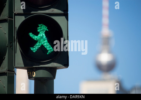 Ère de la RDA feu de circulation pour piétons little green man avec Fernsehturm, la tour de télévision à distance Berlin Allemagne Banque D'Images