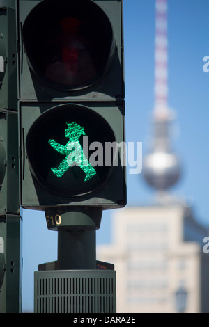 Ère de la RDA feu de circulation pour piétons little green man avec Fernsehturm, la tour de télévision à distance Berlin Allemagne Banque D'Images