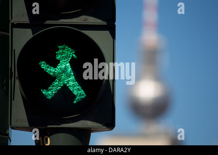 Ère de la RDA feu de circulation pour piétons little green man avec Fernsehturm, la tour de télévision à distance Berlin Allemagne Banque D'Images