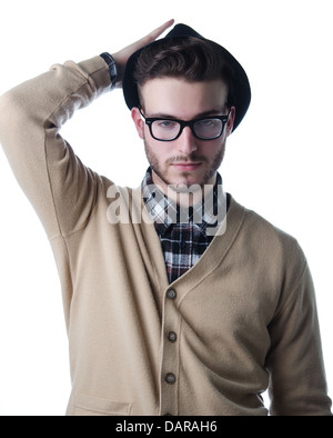 Beau et élégant jeune homme avec chapeau fedora noir et lunettes, isolated on white Banque D'Images