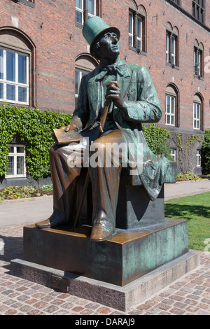 Statue de bronze à l'auteur de conte de Hans Christian Andersen à l'extérieur de l'Hôtel de Ville Københavns Rådhus à Copenhague, Danemark Banque D'Images