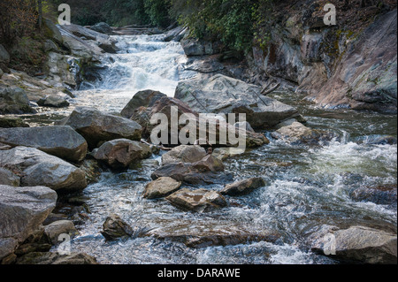 De l'eau de montagne propre qui coule sur des rochers de la rivière Cullasaja à Quarry Falls entre Highlands et Franklin, dans l'ouest de la Caroline du Nord. (ÉTATS-UNIS) Banque D'Images