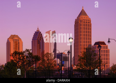 Midtown Atlanta dans la lueur dorée de l'heure du coucher du soleil comme vu de la région de l'Atlantic Station. Atlanta, Géorgie, (États-Unis) Banque D'Images