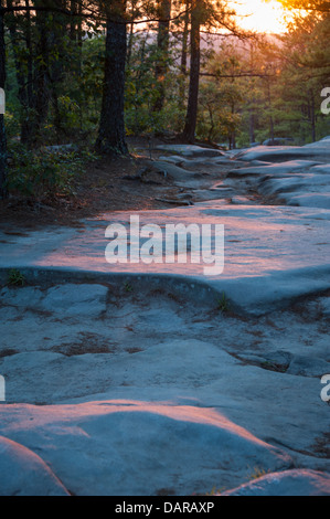 Le sentier de granit sur Atlanta, la Stone Mountain de Géorgie est baigné dans les belles couleurs de la lumière et de l'ombre au coucher du soleil. (ÉTATS-UNIS) Banque D'Images