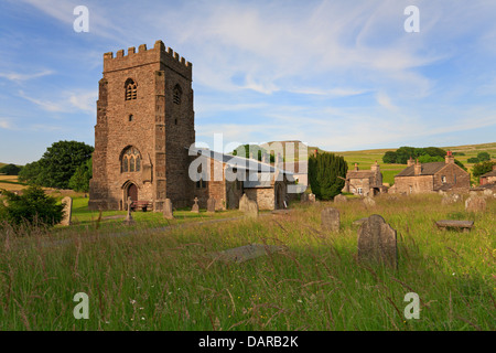 L'église St Oswald au pied de Pen-y-ghent sur Pennine Way, Horton dans Ribblesdale, Yorkshire du Nord, Yorkshire Dales National Park, England, UK. Banque D'Images