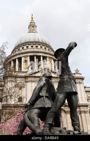 Mémorial de pompiers près de la Cathédrale St Paul à Londres, Angleterre. Banque D'Images