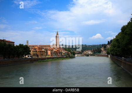 Voir l'église de Sant'Anastasia, Vérone sur l'Adige Banque D'Images