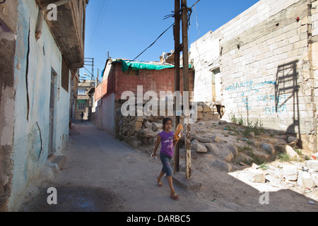 Girl exerçant son morceau de pain, rues de Gaziantep, le sud-est de la Turquie. Banque D'Images