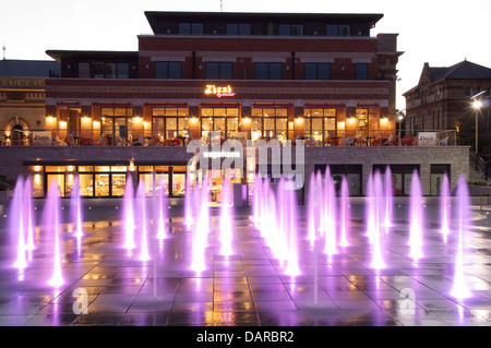 La place de la brasserie. L'abandon d'un ancien site industriel à Dorchester est d'être transformé en un nouveau brillant centre-ville avec ses restaurants et ses fontaines. Dorset Banque D'Images