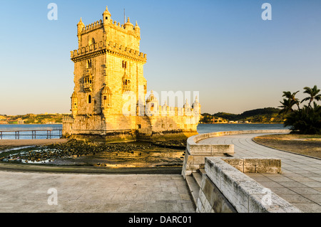 La Tour de Belém (Torre de Belem) avec la lumière du soir d'or à Lisbonne, Portugal Banque D'Images