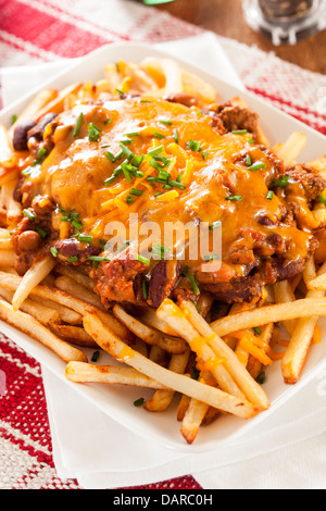 Chili Cheese Fries malpropre malsaine sur un arrière-plan Banque D'Images