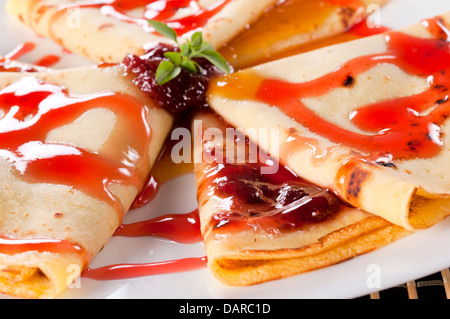 Confiture de fraises maison sur les crêpes Banque D'Images