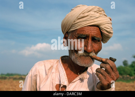 L'homme hindou fumant une pipe. Il appartient à la caste Rebari ( Inde) Banque D'Images