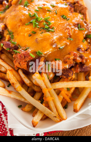 Chili Cheese Fries malpropre malsaine sur un arrière-plan Banque D'Images