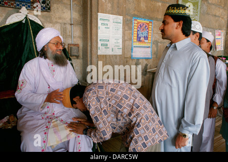Les dévots musulmans rendant hommage à un chef religieux musulman (Inde) Banque D'Images