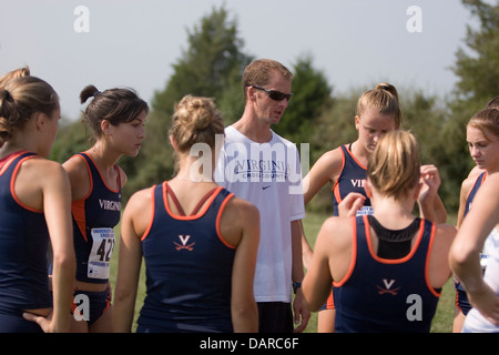 Virginia Cavaliers entraîneur en chef Jason Dunn et la women's XC équipe pendant les 2007 Lou Onesty de cross-country sur invitation répondre à Panorama ferme près de Charlottesville, VA LE 7 SEPTEMBRE 2007. Banque D'Images