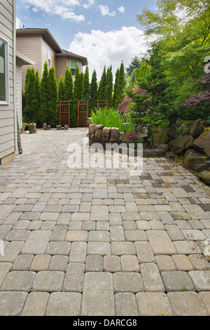 Arrière-cour jardin pavés briques paves terrasse avec étang arbres rochers naturels l'aménagement paysager Banque D'Images