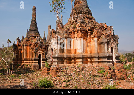 Ruines des anciens stupas, ou Bagan  + pagodes de style Shan, près de Indein village sur le lac Inle dans l'Etat Shan. Banque D'Images